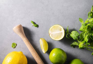 Düz malzemeler limonlu kokteyl, taze nane ve gri desenli limon. Yaz ferahlatıcı narenciye mojito. Üst görünüm ve kopyalama alanı.