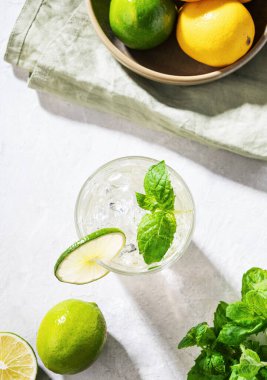 Limonlu, naneli ve buzlu taze soğuk mojito. Limonlu limonlu limonlu narenciye. Üst görünüm.