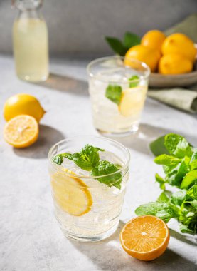 Taze limonlu limonata. Limon, nane ve buzla taze bir kokteyl. Yaz soğuk içecekler konsepti.