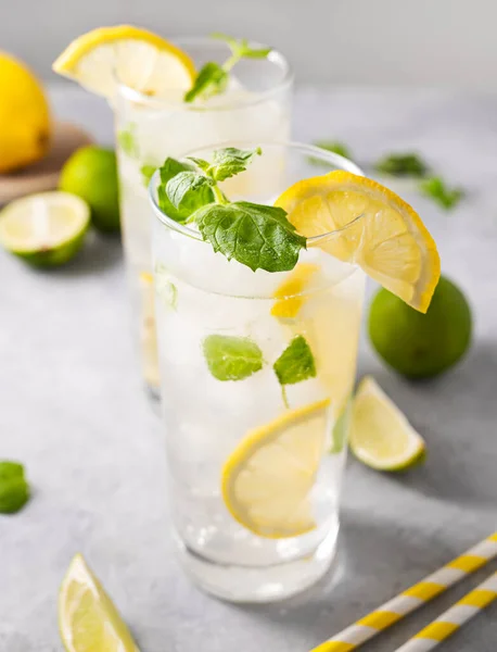 Lemonade Drink Fresh Lemons Refreshing Cocktail Lime Lemon Mint Ice — Stock Photo, Image