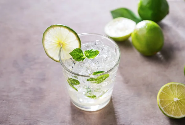 Refreshing Mojito Cocktail Mint Lime Glass Ice Pink Background Morning — Stock Photo, Image