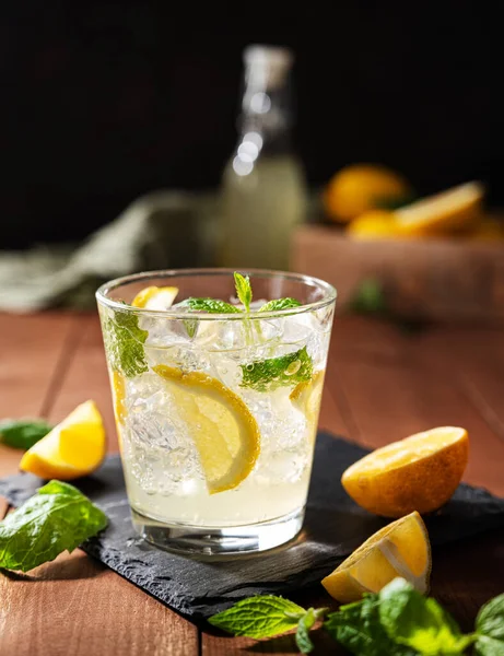 Lemonade Drink Fresh Lemons Refreshing Cocktails Lemon Mint Ice Dark — Stock Photo, Image