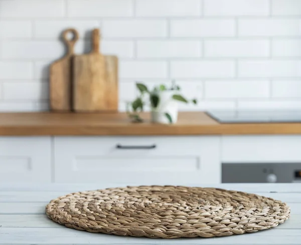 木制白色橡木台面与餐巾和自由的空间安装产品或布局的背景下 一个模糊的白色厨房与植物 横向方向 — 图库照片