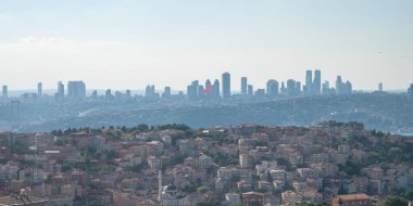Güneşli bir sisli yaz gününde dağdan şehre panoramik manzara. İstanbul, Türkiye.