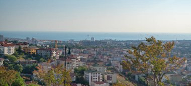 Güneşli bir sisli yaz gününde şehir parkından İstanbul 'a panoramik manzara. Türkiye.