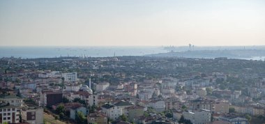 Güneşli bir sisli yaz gününde dağdan şehre panoramik manzara. İstanbul, Türkiye.