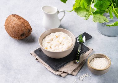 Mavi arka planda hindistan cevizi sütlü pirinç lapası. Besleyici ve tatmin edici gıda kavramı. Güneydoğu Asya ülkelerinde kahvaltı veya tatlı için popüler bir yemek. 