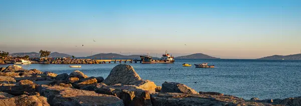 Rybářská Loď Při Západu Slunce Molu Turecku Panoramatický Výhled Středozemní — Stock fotografie