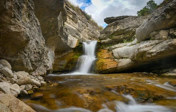 Uma Bela Cachoeira Desfiladeiro Montanha Com Pedras Água Limpa Dia — Fotografia de Stock