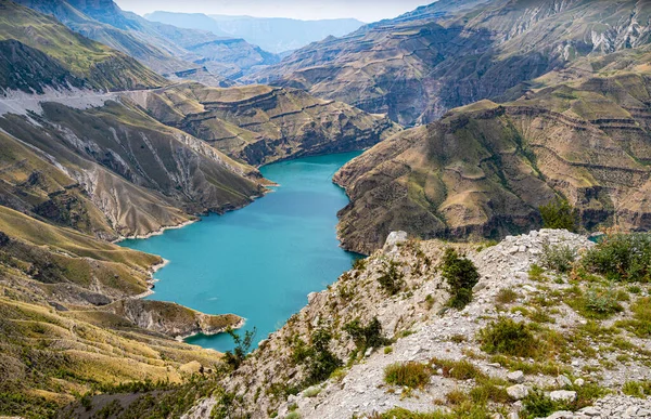 Sulak Kanyonu. Güneşli bir yaz gününde dağların ve mavi nehrin güzel manzarası. Dağıstan, Rusya.