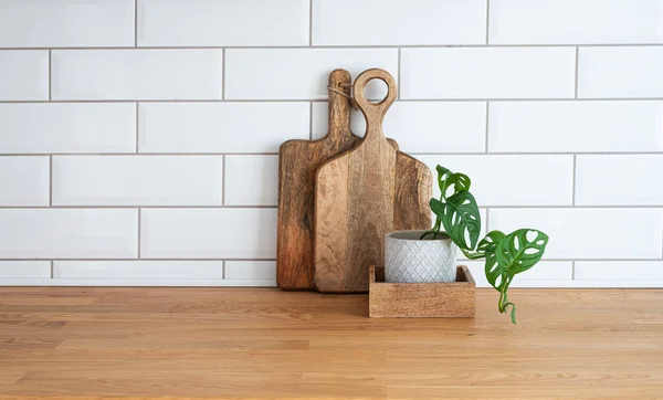 舒适的白色厨房 有木制台面 花卉和切割板在简约的内部 白色的砖墙背景 复制空间和前视图 — 图库照片