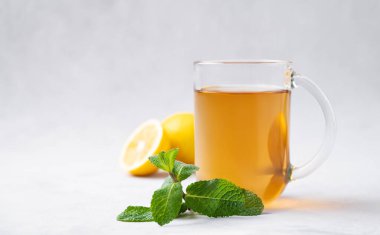 Nane arkaplanlı bir bardak limon çayı. Sağlıklı kahvaltı içeceği konsepti 