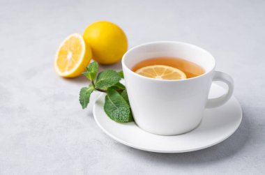 Limonlu ve naneli bir fincan çay. Sağlıklı kahvaltı içeceği konsepti 