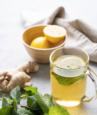 Sabah ışığında taze limonlu Aroma çayı, nane ve zencefil. Dokunulmazlık için sağlıklı içecek konsepti. 