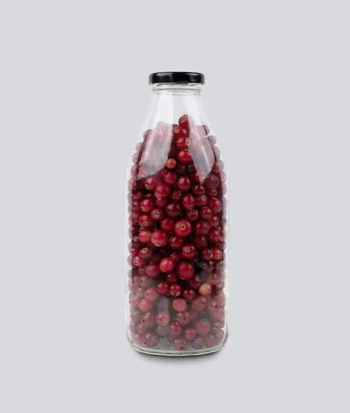 Garrafa Com Cranberries Selvagens Lingonberries Fundo Isolado Cinza Conceito Bebida — Fotografia de Stock