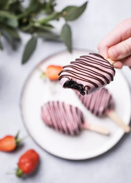 초콜릿 케이크가 분홍색 유약에 담겨진 막대기에 아이스크림을 모습은 아이의 가벼운 — 스톡 사진