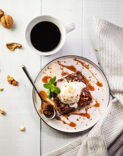 Brownies Παγωτό Και Σάλτσα Καραμέλας Ένα Φλιτζάνι Καφέ Espresso Λευκό — Φωτογραφία Αρχείου