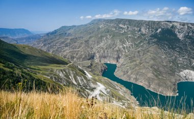 Güneşli bir yaz gününde, ormanlar ve mavi-yeşil nehir ile dağların güzel panoramik manzarası. Sulak Kanyonu. Dağıstan, Rusya.