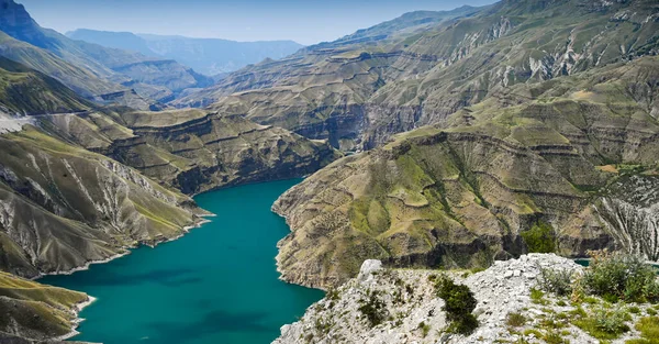 Güneşli bir yaz gününde Sulak Kanyonu 'ndaki dağların ve nehrin güzel panoramik manzarası. Dağıstan, Rusya.