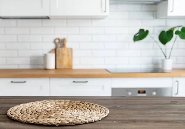 深色木制台面 有餐巾纸和自由的空间 可在模糊的白色厨房和植物的背景下安装产品或布局 横向方向 — 图库照片