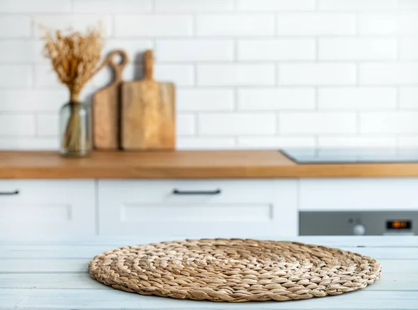 木制白色台面与餐巾纸和自由的空间安装产品或布局的背景 一个模糊的白色厨房与干花束 横向方向 — 图库照片