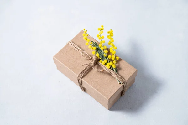 Coffret Cadeau Artisanal Avec Des Fleurs Mimosa Jaunes Sur Fond — Photo