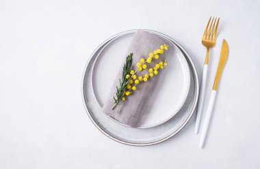 Kadınlar günü, doğum günü ya da anneler günü için açık arkaplanda sarı mimoza çiçekleri olan bahar kutlaması için şenlik masası. Restoran menüsü konsepti. Üst görünüm ve kopyalama alanı.