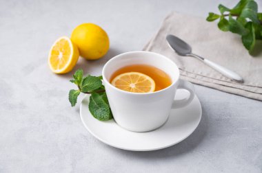 Limonlu ve naneli bir fincan çay. Sağlıklı kahvaltı içeceği konsepti 