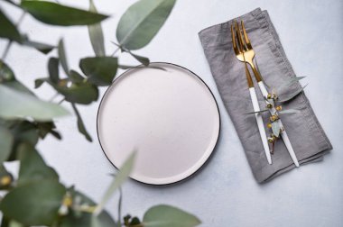 Bahar kutlaması, düğün, doğum günü ya da arka planda okaliptüs dalları olan anneler günü için şenlik masası. Restoran menüsü konsepti. Üst görünüm ve kopyalanacak yer.