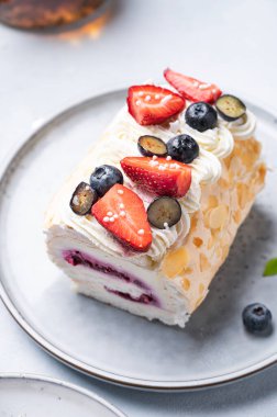 Badem yaprağı, krema, reçel ve taze böğürtlenli krema yakın çekim. Lezzetli ev yapımı sağlıklı hamur işleri. Kutlama yemeği. Üst görünüm.