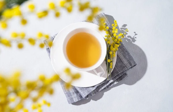 Beyaz Bir Masanın Üzerinde Sarı Mimoza Çiçekleri Olan Bir Bahar — Stok fotoğraf