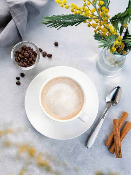 Cappuccino Latte Αφρό Γάλακτος Λευκό Κύπελλο Γαλάζιο Φόντο Κόκκους Καφέ — Φωτογραφία Αρχείου