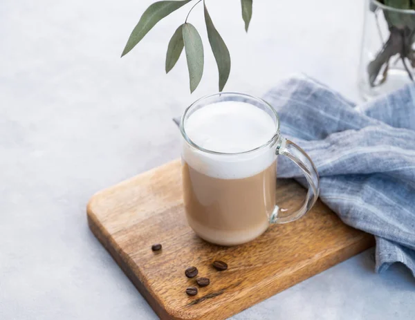 Cappuccino Oder Latte Mit Milchschaum Glas Auf Einem Holzteller Vor — Stockfoto