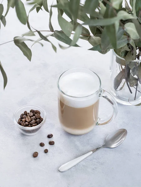 Cappuccino Oder Latte Mit Milchschaum Glas Auf Hellem Hintergrund Mit — Stockfoto