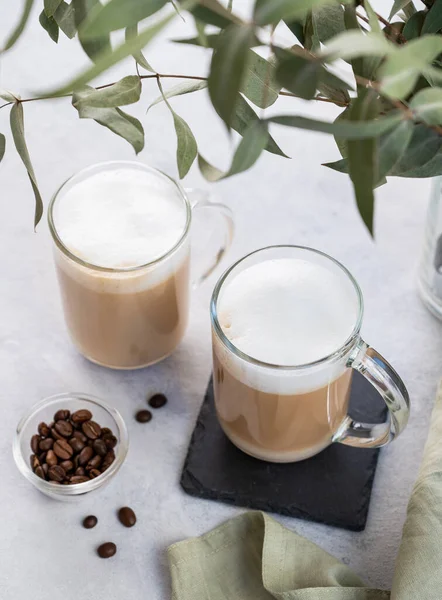 Zwei Cappuccino Oder Latte Mit Milchschaum Gläsern Auf Hellem Hintergrund — Stockfoto