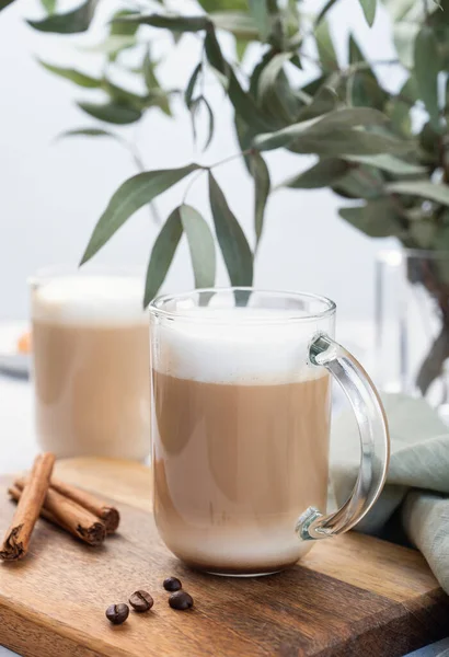 Due Cappuccino Latte Macchiato Con Schiuma Latte Bicchieri Piatto Legno — Foto Stock