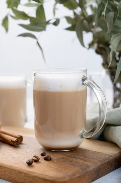 Cappuccino Oder Latte Mit Milchschaum Gläsern Auf Einem Holzteller Mit — Stockfoto