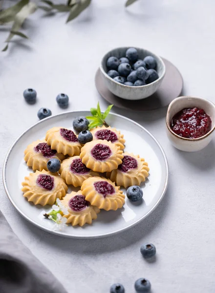 배경에 블루베리와 맛있는 과일이 집에서 케이크 — 스톡 사진