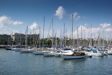 Barcelona rıhtımında yatları olan bir Marina. Güneşli bir yaz gününde güzel motorlu teknelerle liman manzarası. İspanya