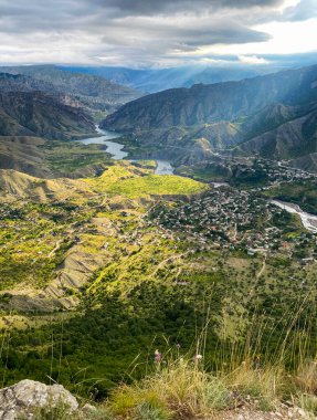 Güneşli bir yaz gününde, dağlardaki vadinin güzel manzarası ve nehri. Dağıstan, Rusya.