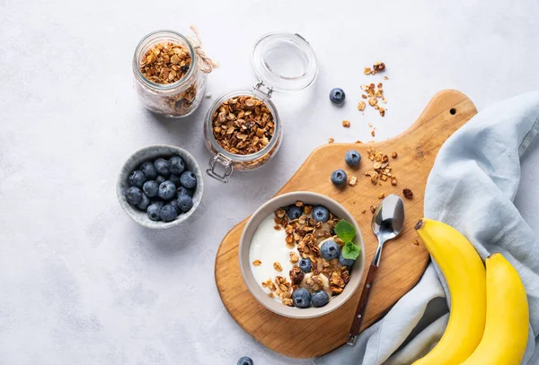 Conceito Pequeno Almoço Saudável Iogurte Granola Mirtilo Fresco Banana Fundo — Fotografia de Stock