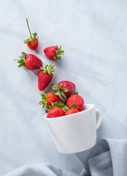 Juicy Strawberries White Cup Falling Light Background Shadows Farm Ripe — Stock Photo, Image