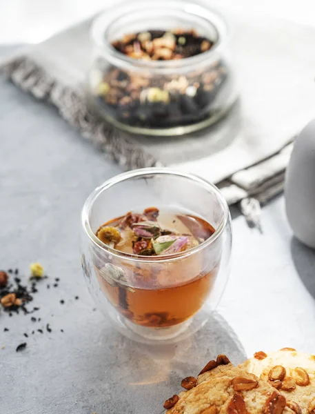 Ένα Φλιτζάνι Τσάι Από Βότανα Και Σπιτικά Μπισκότα Μπλε Φόντο — Φωτογραφία Αρχείου