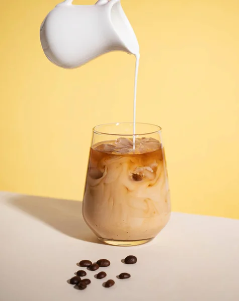 Eiskaffee Mit Aufgegossener Sahne Einem Glas Mit Eiswürfeln Und Körnern — Stockfoto