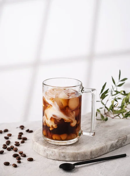 Eiskaffee Glas Mit Sahne Eiswürfeln Und Körnern Auf Hellem Marmorhintergrund — Stockfoto