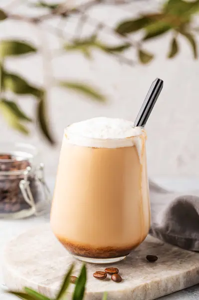 Cappuccino Latte Con Espuma Leche Vaso Con Granos Café Sobre —  Fotos de Stock