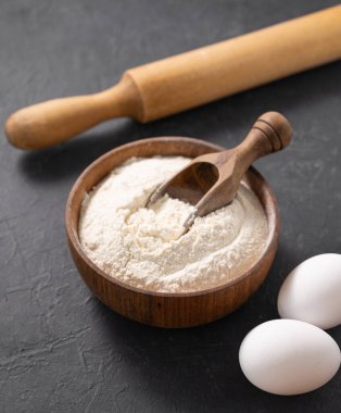 Organik pişirme malzemeleri. Un, yumurta ve merdane yakın plan. Ev yapımı ve sağlıklı gıda kavramı. 