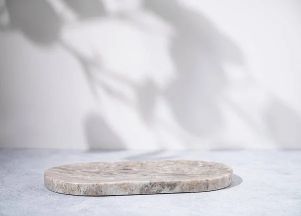 Marmor Oval Bräda Med Skugga Växter Ljusblå Bakgrund För Produktdemonstration — Stockfoto