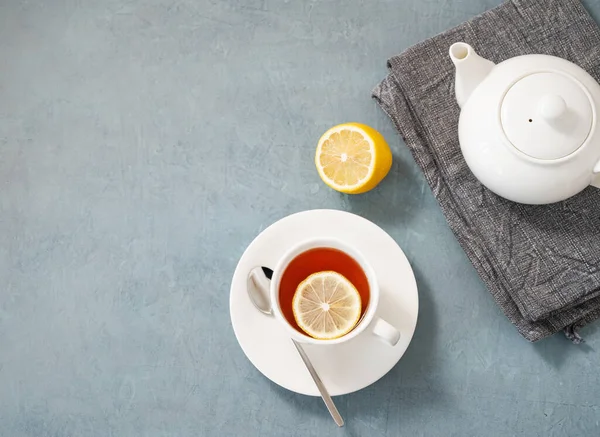 Mavi Arka Planda Limonlu Çaydanlıklı Bir Fincan Bitki Çayı Kahvaltı — Stok fotoğraf
