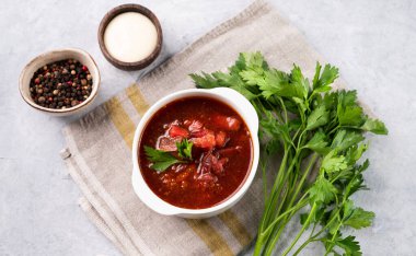 Ekşi kremalı ve taze otlu geleneksel pancar çorbası (borscht). Ukrayna ve Rus ulusal mutfağı. Üst görünüm ve kopyalama alanı.